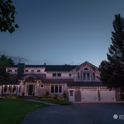 Permanent residential roofline lighting Photo